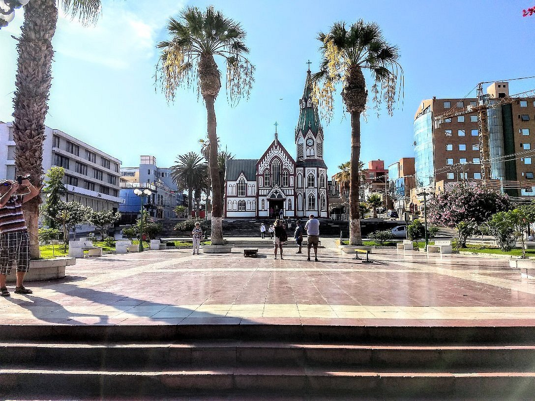 Turista japonesa denuncia asalto en Arica frente a la Catedral San Marcos
