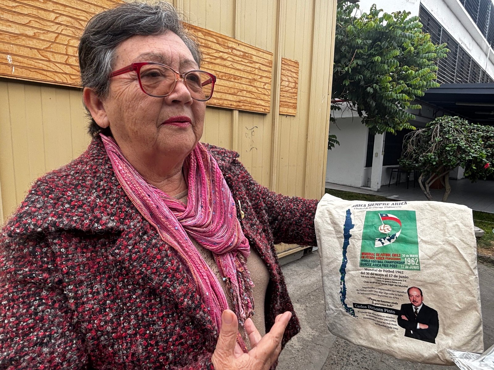 Emprendedora crea novedosas bolsas con relatos del patrimonio histórico regional en base al reciclaje