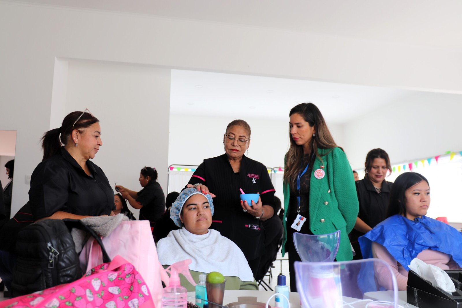 Cuidadoras reciben atención de peluquería y limpieza facial en el Centro Comunitario Norte