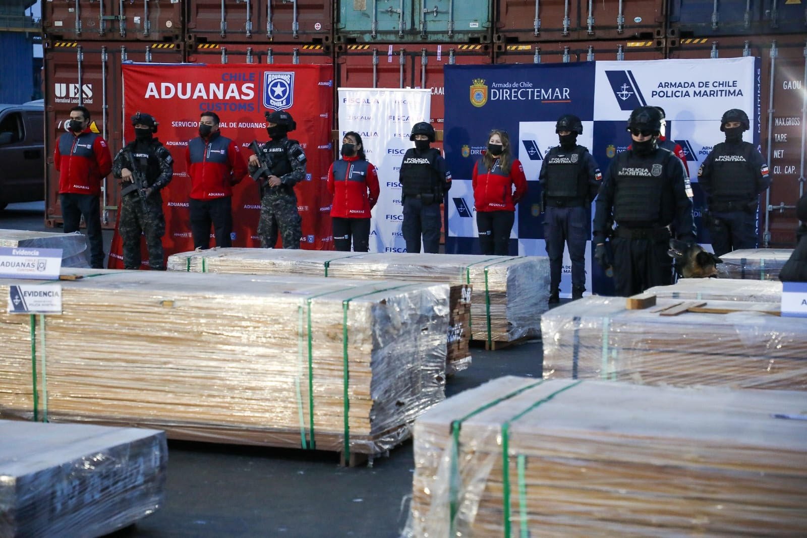 Incautan más de mil toneladas de madera impregnada con drogas en los puertos de Arica, San Antonio y Valparaíso