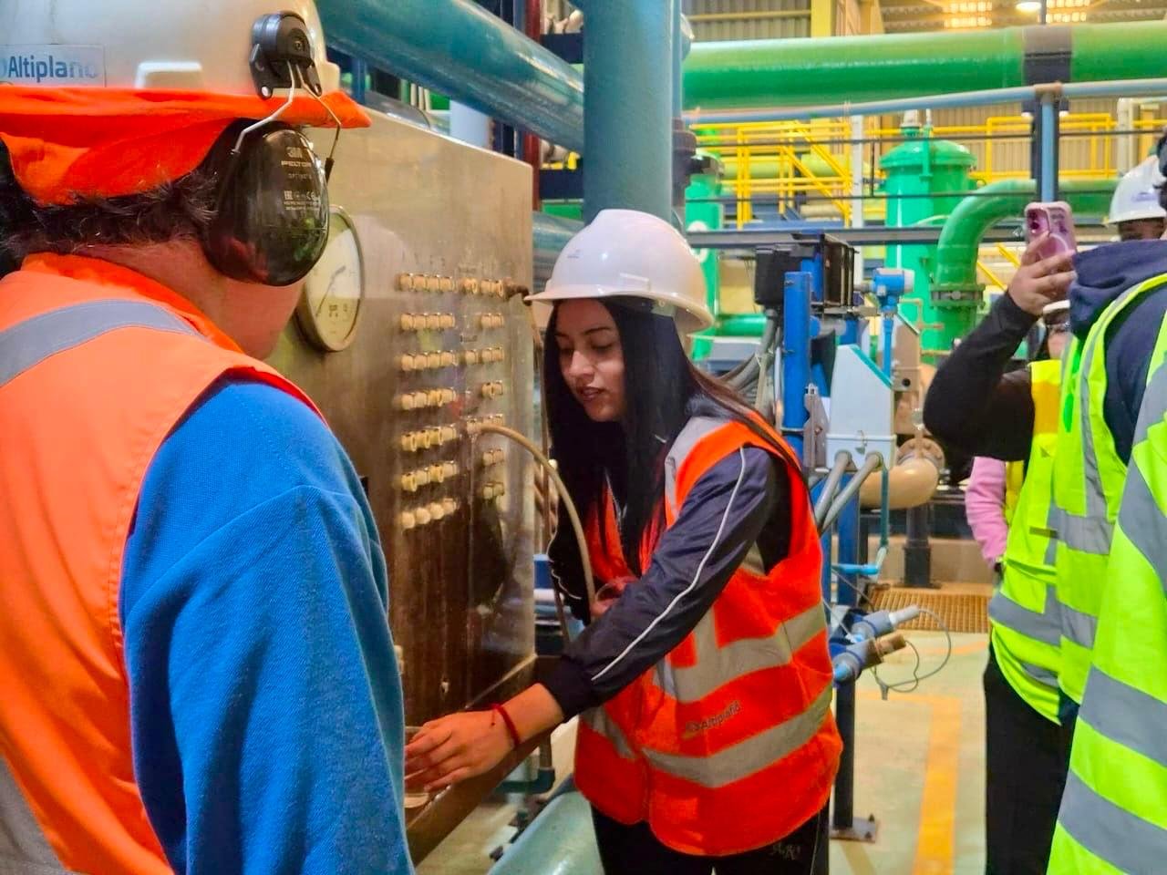 Estudiantes del Colegio Adolfo Beyzaga conocen el impacto de la tecnología hídrica en la Planta Lluta
